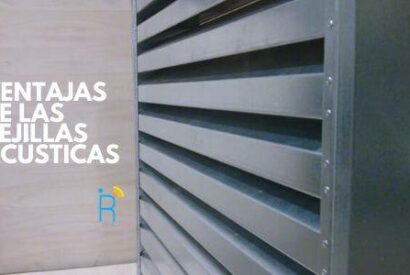 Los tratamientos fonoabsorventes se aplican en multitud de recintos cerrados. Son elementos construidos sobre paredes y techos con los que se pretende controlar el ruido producido por diferentes factores, como maquinaria, bombas de presión, etc. El objetivo de los tratamientos fonoabsorbentes es disminuir los efectos sonoros. De esta manera se genera un acondicionamiento acústico con mayor grado de confort. Tipos de tratamientos Existen diferentes tipos de tratamientos fonoabsorventes en la industria, pero se puede citar el más común, el compuesto por perfilería T y H. Este aloja distintas lanas rematadas con velo mineral negro. A este conjunto se le puede añadir una chapa perforada dependiendo del trasiego que solicite la sala. Otros tratamientos pueden ser el conformado, que es un material con terminaciones anecoicas capaz de obtener la máxima prestación acústica; el texturado, con terminaciones de microcuñas que permiten la penetración del sonido de forma agradable; el liso, que es un material diseñado para fines decorativos; o el tableado de madera, sistema innovador que aporta mayor nivel estético y una gran calidad de sonido. Usos de los tratamientos fonoabsorventes Por regla general se utilizan para revestir paredes y techos, sobre todo en aquellos lugares en los que hay ambientes ruidosos. Algunos ejemplos pueden ser las salas de ensayos, las cabinas de control, los compresores, etc. Gracias a su instalación se pueden reducir los niveles de ruido dando lugar a zonas más íntimas y relajadas. Se utilizan como diferentes tipos de revestimientos, como los de madera y textiles, tabiques y paneles, decoración de interiores, tratamientos para superficies, aislantes acústicos, térmicos o termoacústicos. En definitiva, los tratamientos fonoabsorventes pueden ser empleados en diferentes situaciones y a través de distintos materiales. Sin duda, son aplicaciones muy efectivas que evitarán los ruidos desagradables que no permitan la concentración o la relajación en determinados lugares.